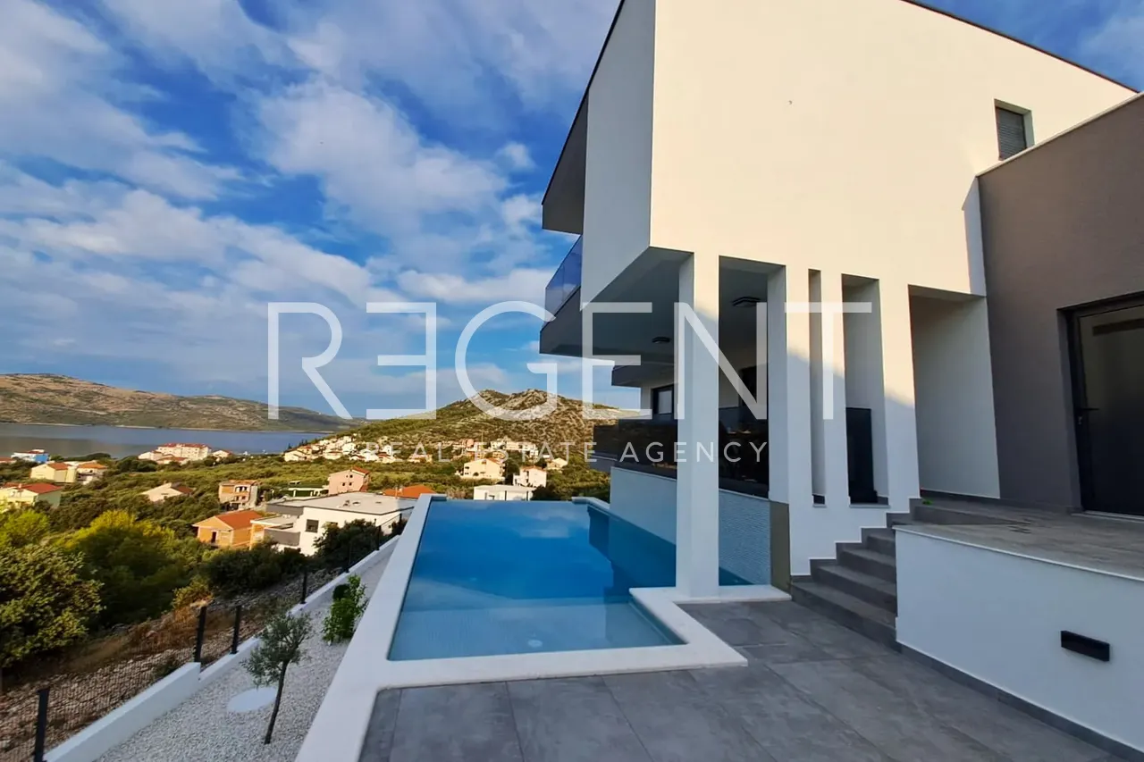 Trogir - Nově postavená vila s výhledem na moře