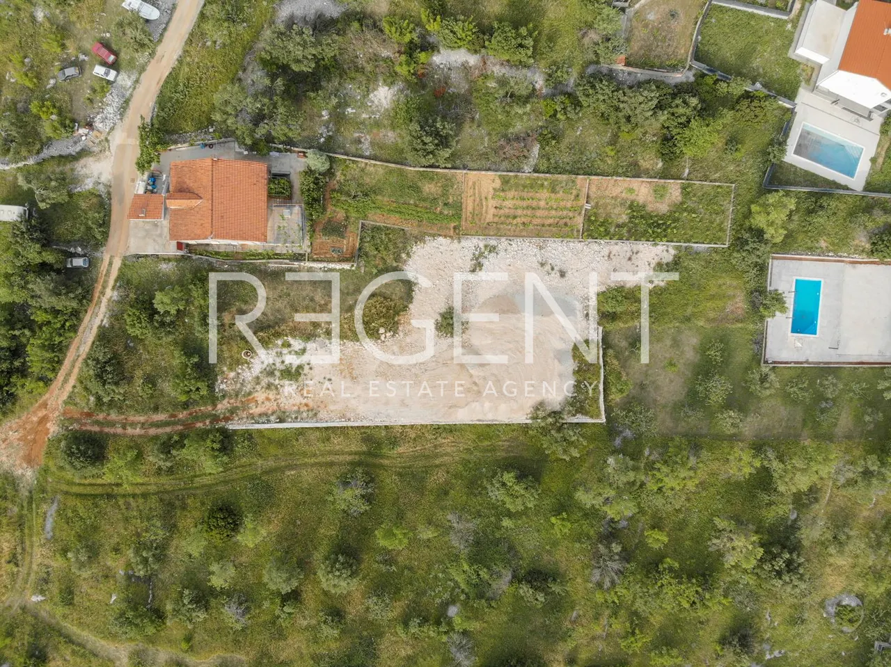 Trogir, Vinisce - Building plot by the sea 1800 m2
