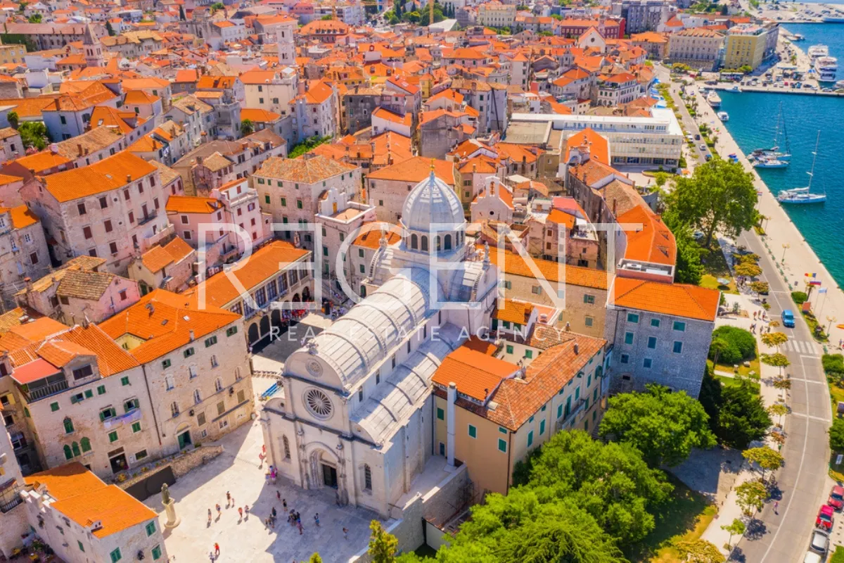 Šibenik, Vodice - terreno edificabile con grande potenziale, 5838m2