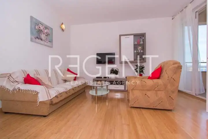 Split, Žnjan - Appartement de trois pièces avec loggia