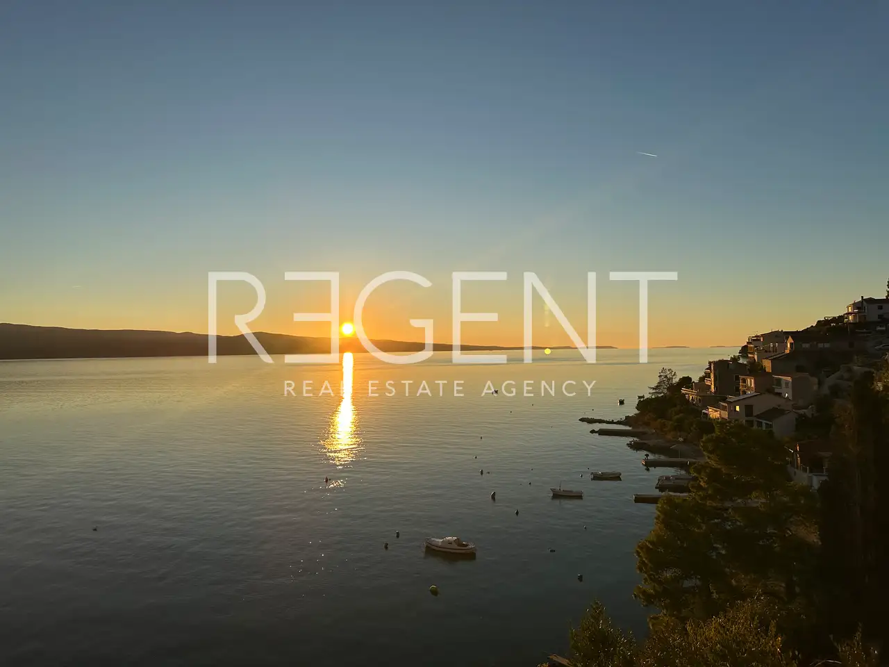 Omiš, Rogoznica - Hiša z dvoriščem, 30m od morja TOP PRILOŽNOST, INVESTICIJA!