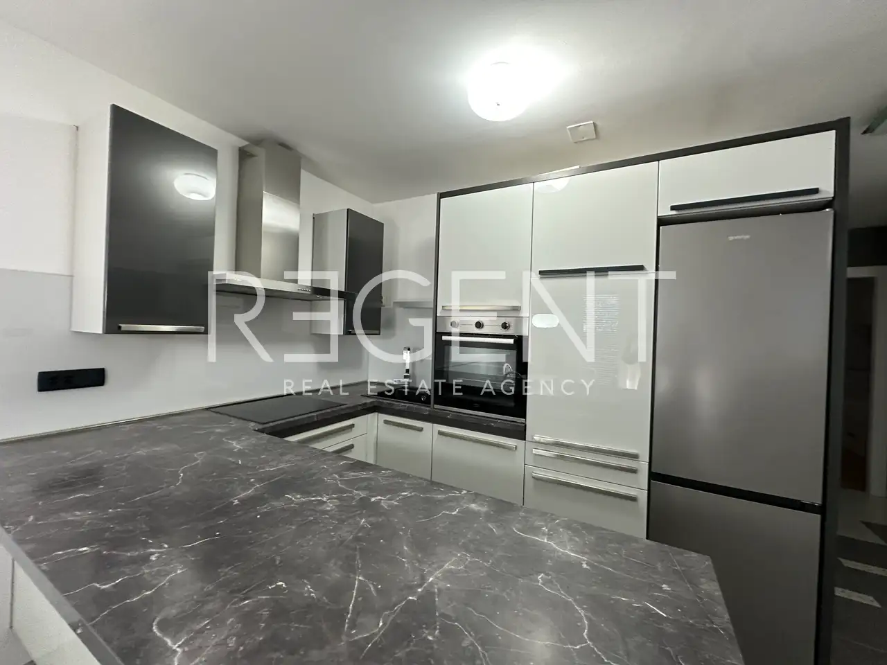 Split, Žnjan - Appartement de quatre pièces avec loggia