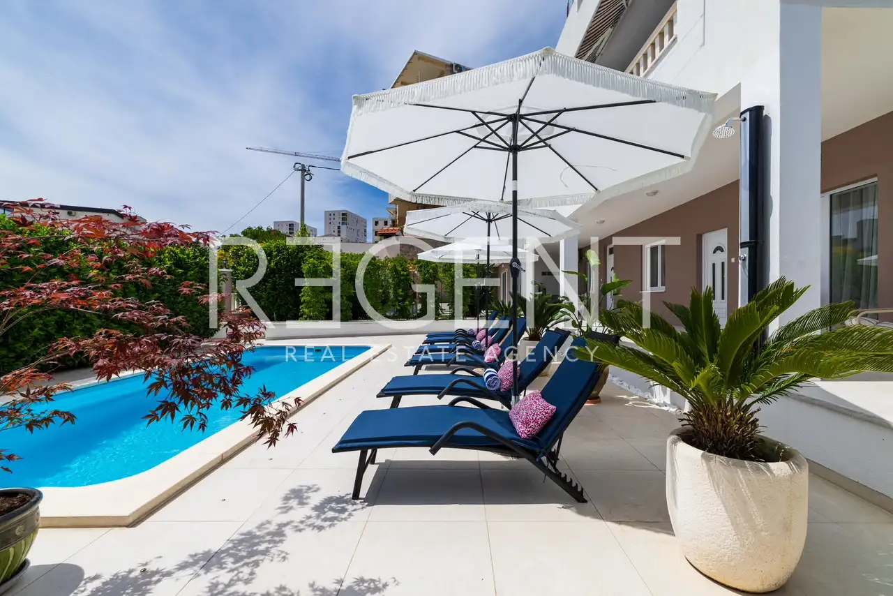 Split, Kila – stan 70 m² sa saunom, vrtom i bazenom