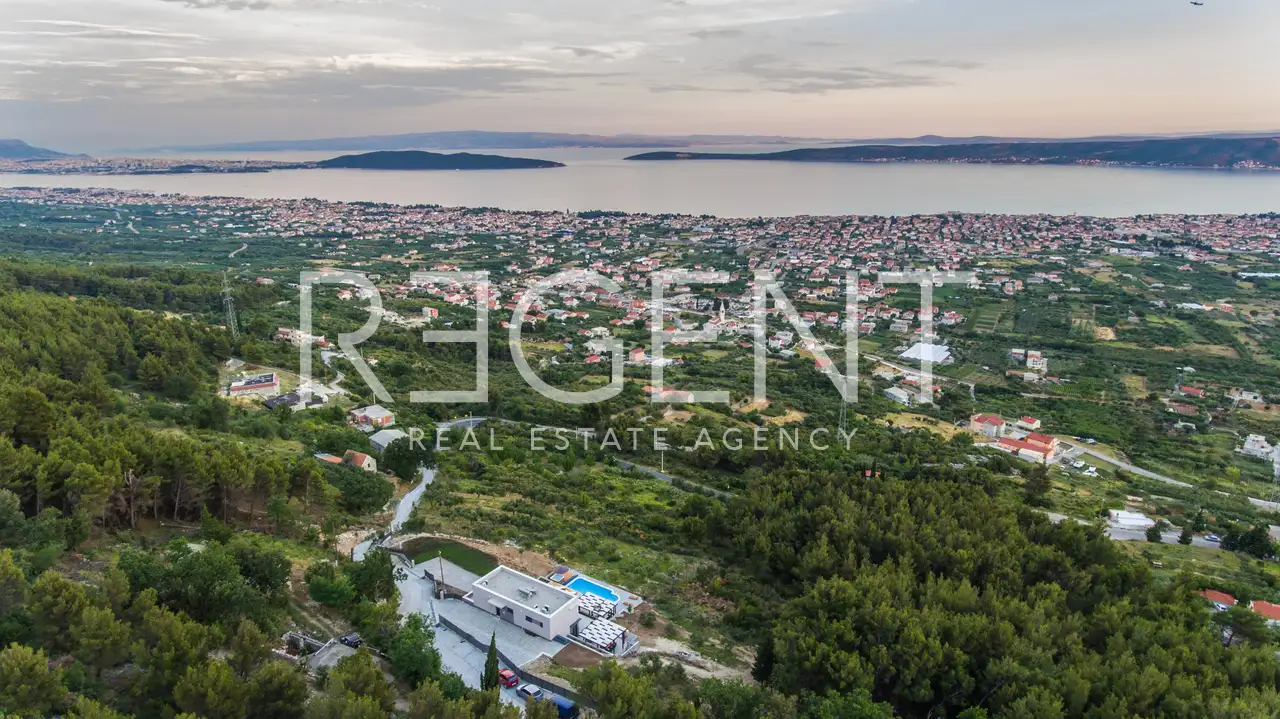 Vila 232 m², Kaštel Stari — 4SS, grijani bazen, pogled na more