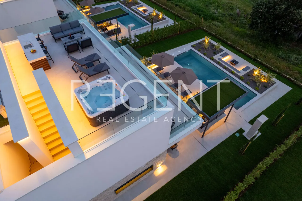 Istra, Poreč – vila 310 m², 4SS, bazen, sauna, krovna terasa