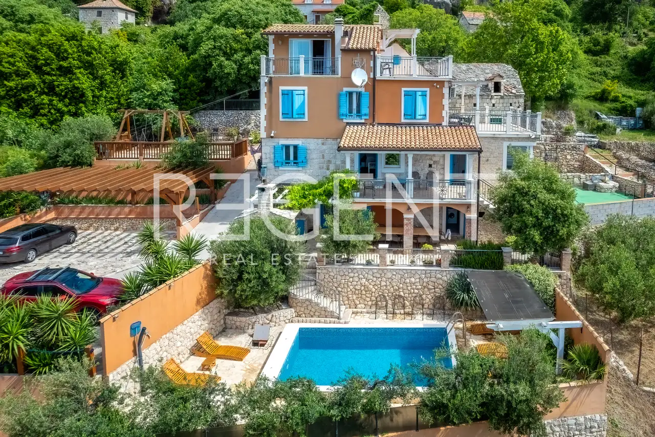 Split - Autentická vila medzi olivovými hájmi s výhľadom na more a bazénom