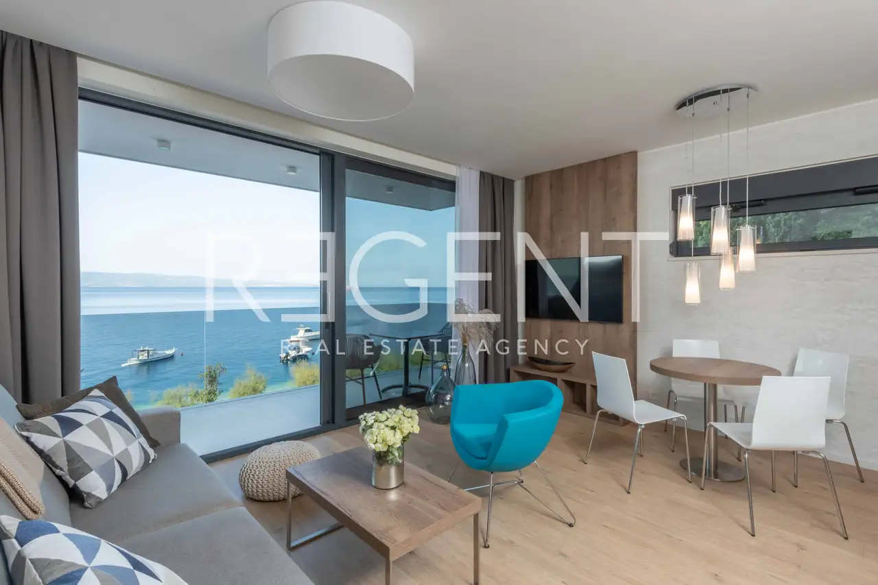 Omiš, Brzet - Appartement de deux chambres avec balcon et terrasse en première ligne de mer.