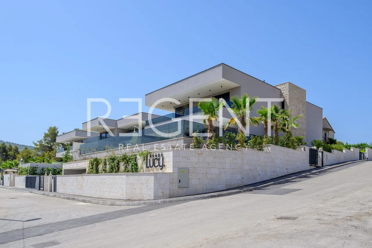 Trogir, Marina - villa avec piscine dans un complexe de luxe à louer