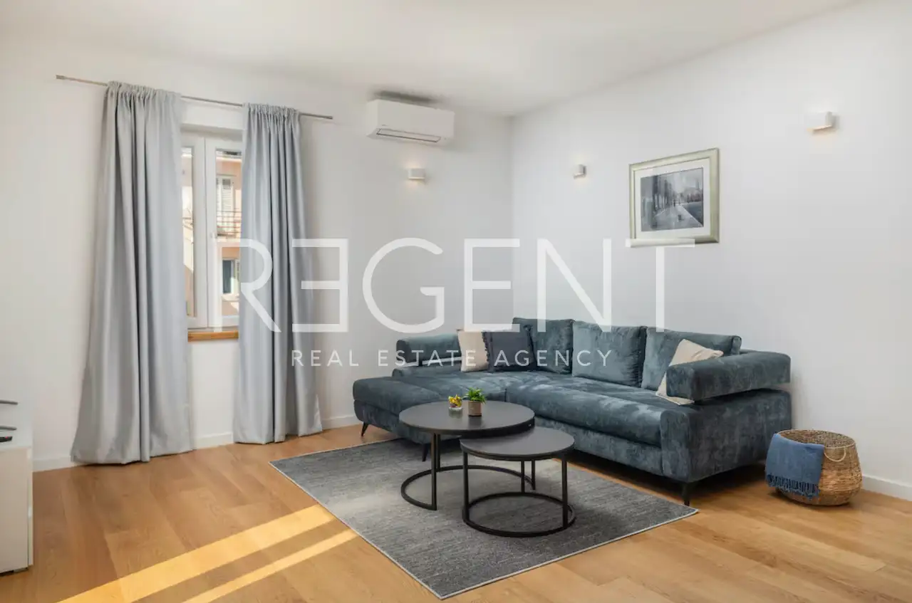 Split, Lučac - Appartement de deux pièces avec loggia et vue sur la ville.