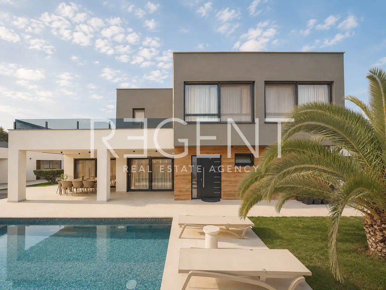 Vila 200 m², Pula — 3 spavaće sobe, grijani bazen, garaža, sauna