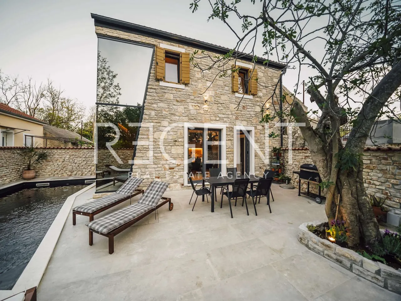Zadar, Privlaka – Nově postavená kamenná-moderní vila