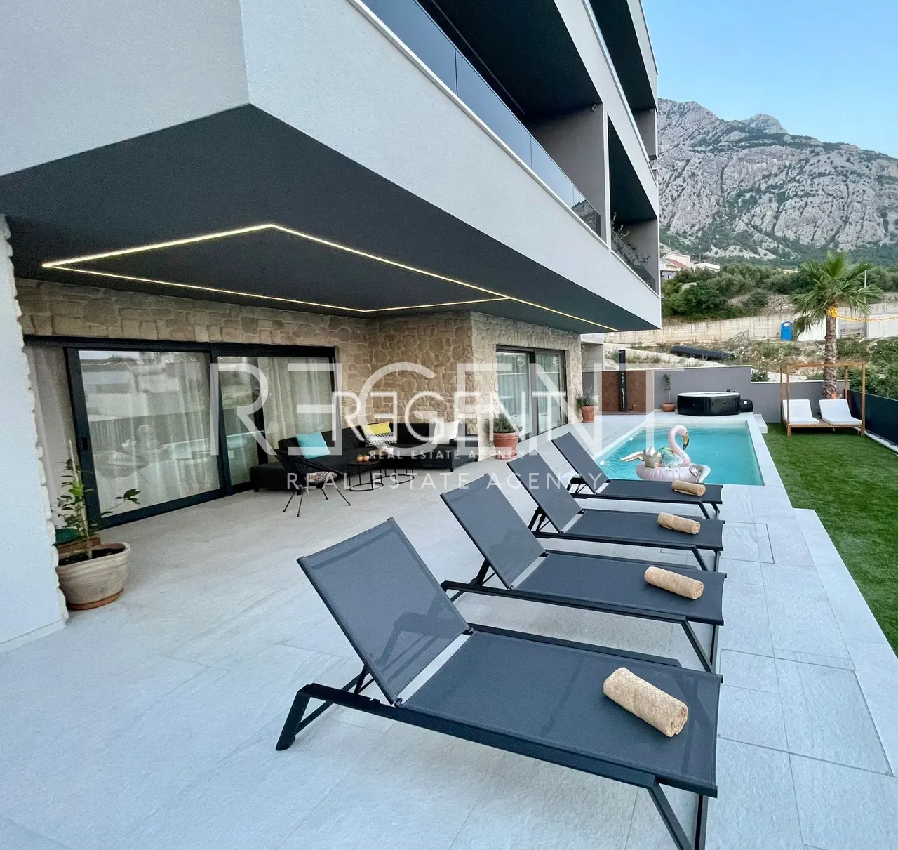 Makarska - Luxusná vila s tromi bytovými jednotkami
