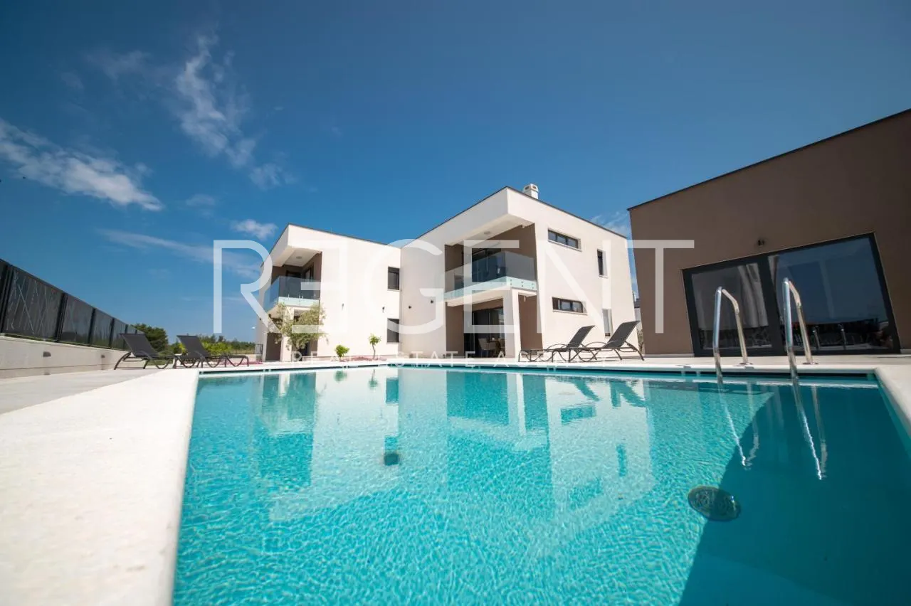 Zadar, Vrsi – trojizbové apartmány s bazénom a výhľadom na more