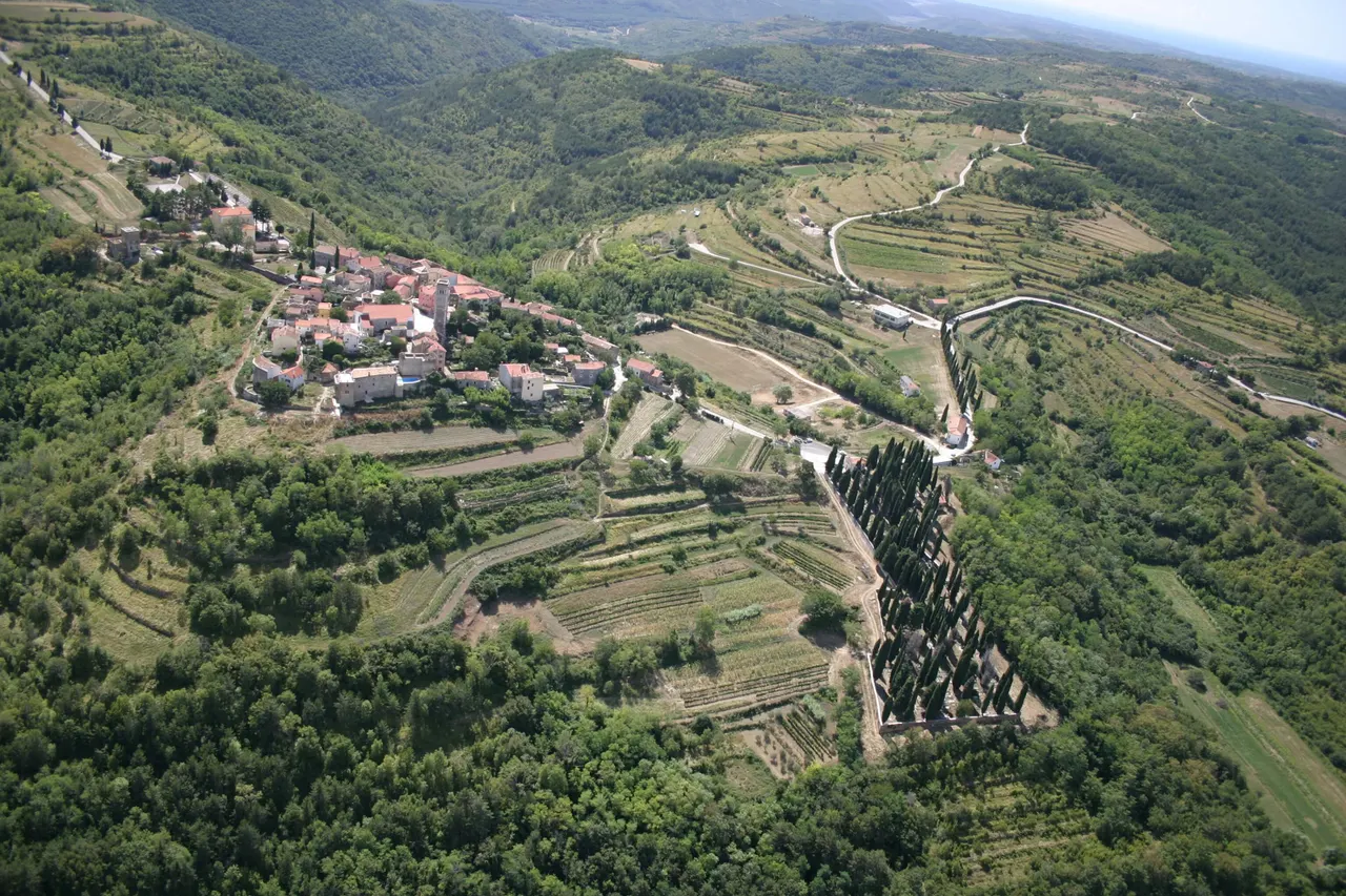 Istrie, Oprtalj – Stavební pozemek s projektem, NOVÁ CENA!