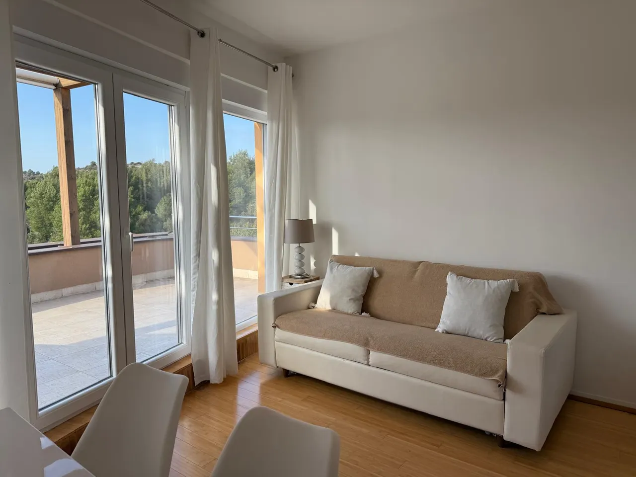 Šibenik, Podsolarsko - Moderní garsonka s prostornou terasou 38 m2