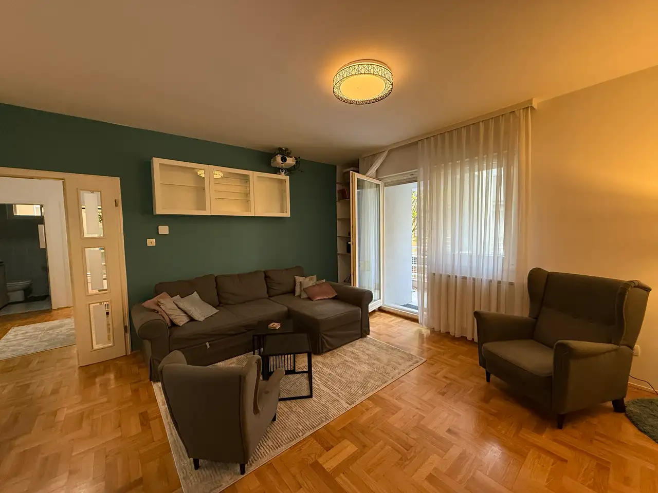 Zagabria, Mlinovi – appartamento trilocale con balcone al piano terra