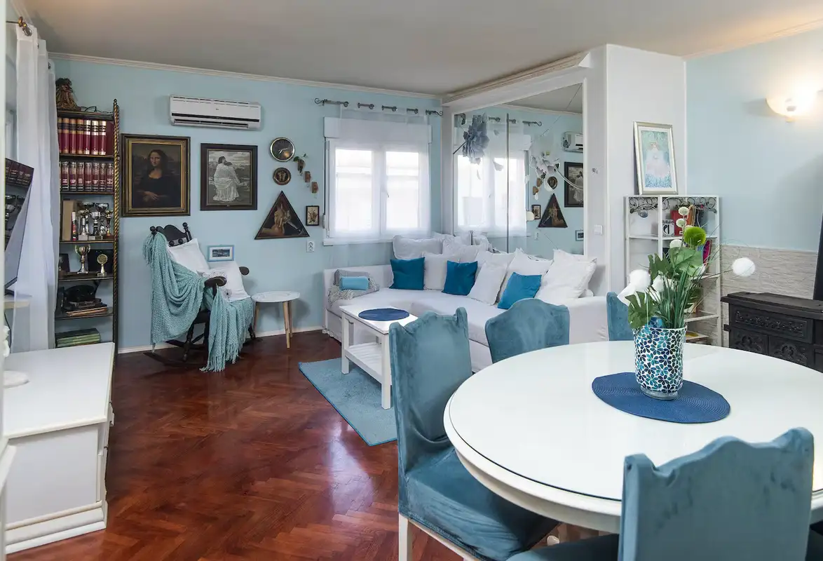 Split, Bačvice - Trosoban stan sa loggiom