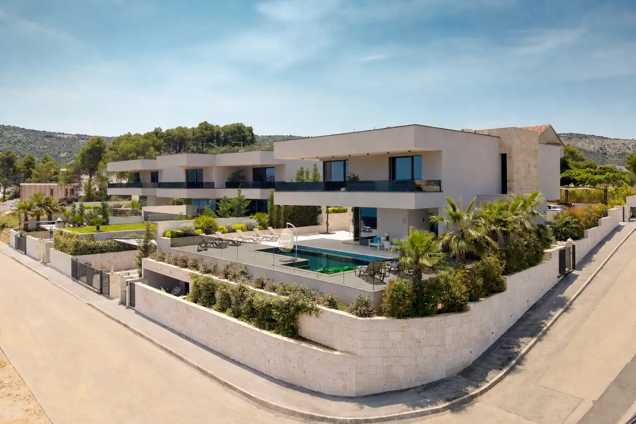 Marina Hills Resort — 3 vile s bazenom, 12 soba i pogled na more
