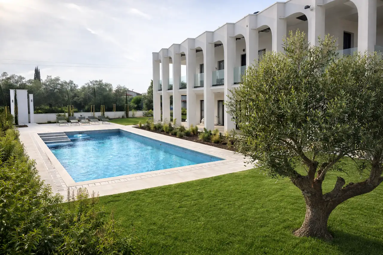 Vila 335 m², Umag — bazen 10×5, pogled more, namještena