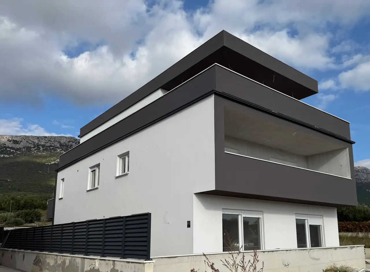 Kaštel Sućurac - Two-bedroom apartment with a spacious terrace in a peaceful environment