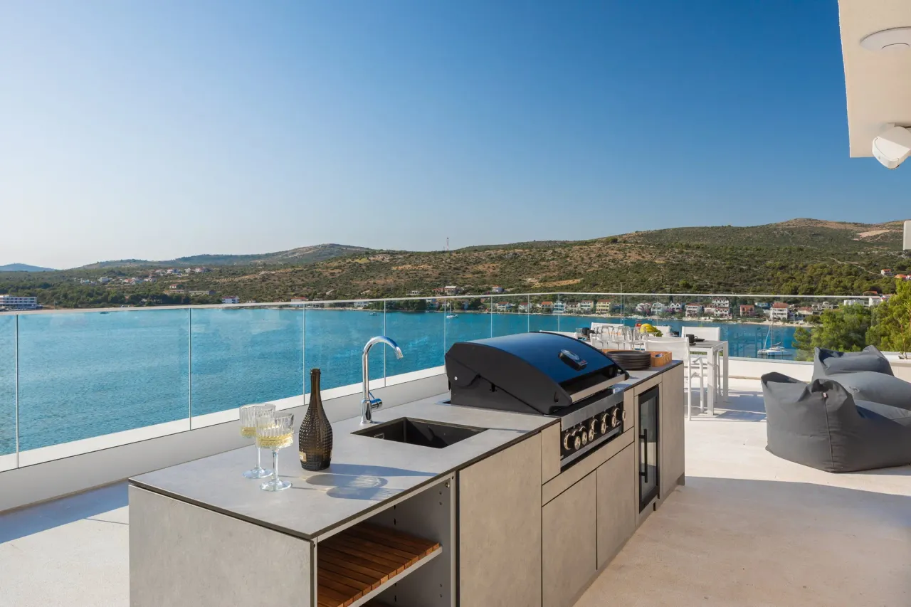 Šibenik, Rogoznica – Moderna vila s panoramskim pogledom na more
