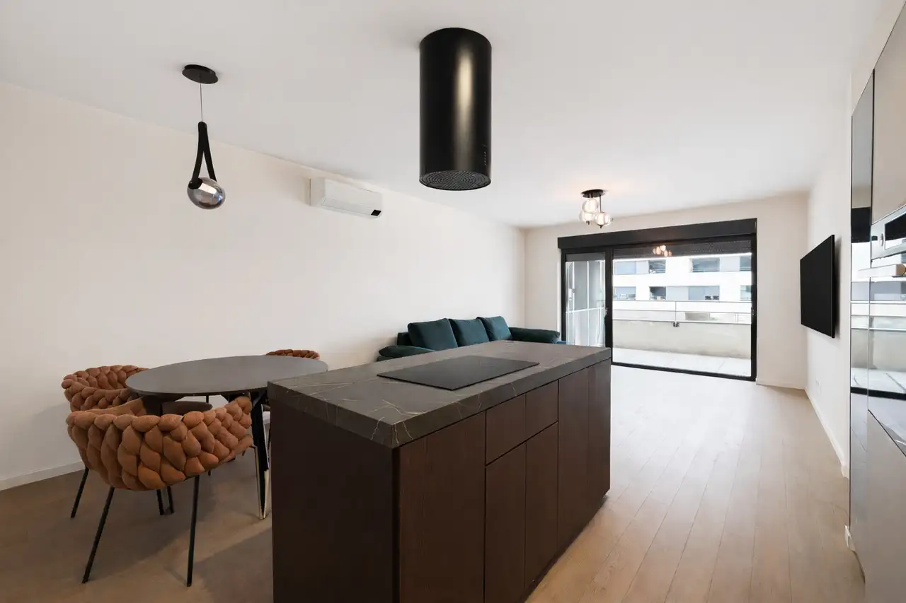 Zagreb. Blato - Appartement moderne de deux pièces avec place de parking en garage.