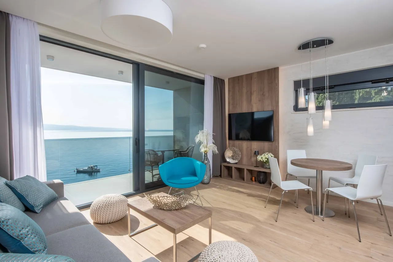 Omiš, Brzet - Two-room apartment with a pool by the sea 76m2