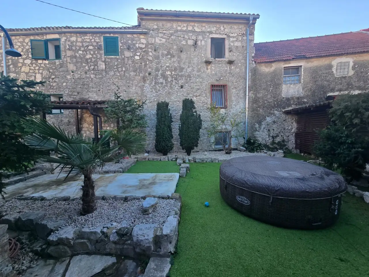 Turanj - Kamenný dom pri mori s dvorom