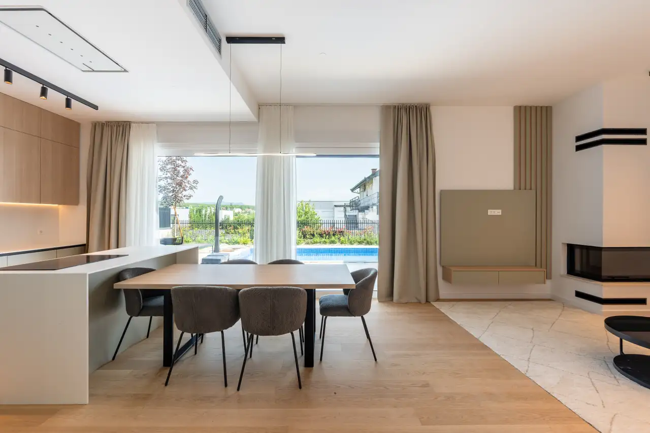 Vila 240 m² za najem, Gornji Bukovac — bazen, garaža