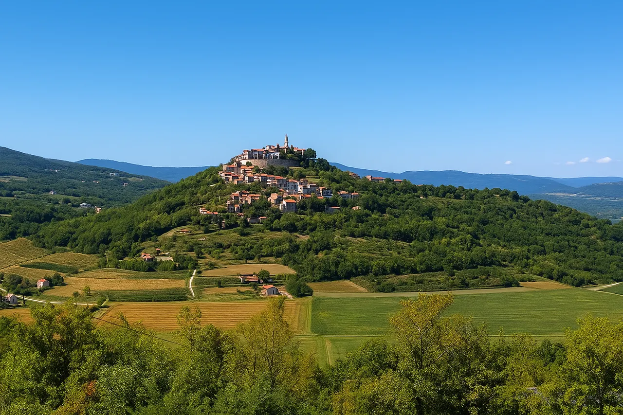 Istra, Motovun - tradicionalna istarska kuća s pogledom na Motovun