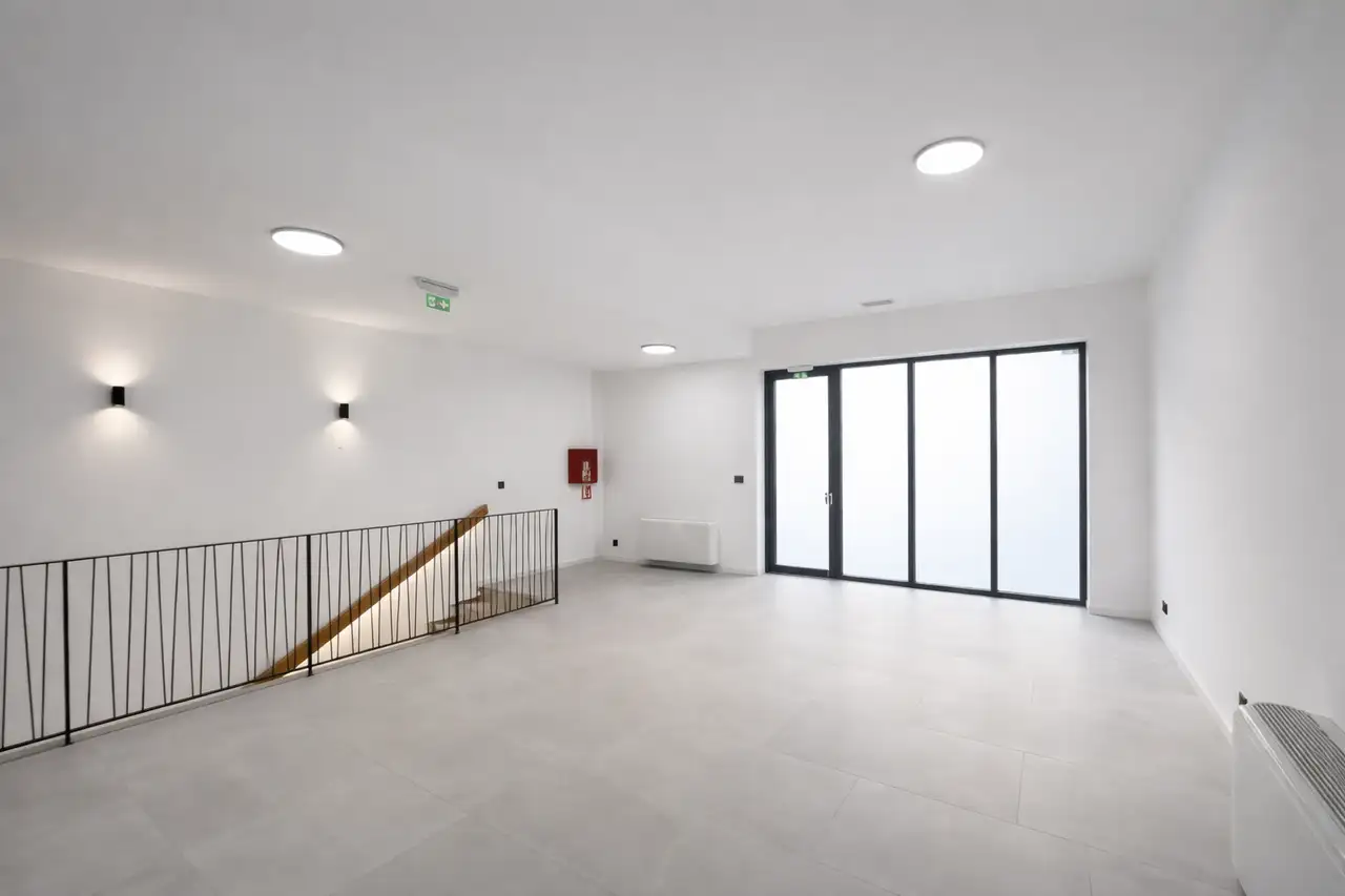 Zagabria, Trešnjevka - ampio locale commerciale su due livelli con parcheggio