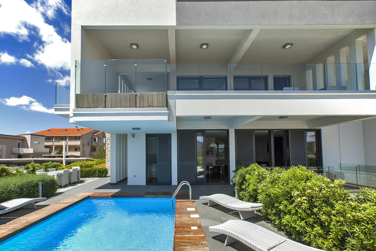 Zadar, Sukošan – Exkluzivní dvoupodlažní vila s bazénem, 170 m²