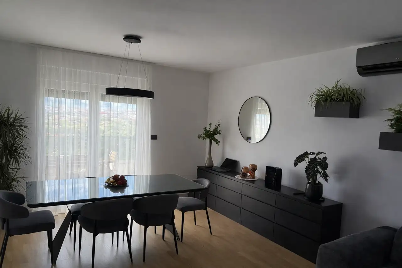 Split, Solin-dvosoban stan s balkonom i garažom