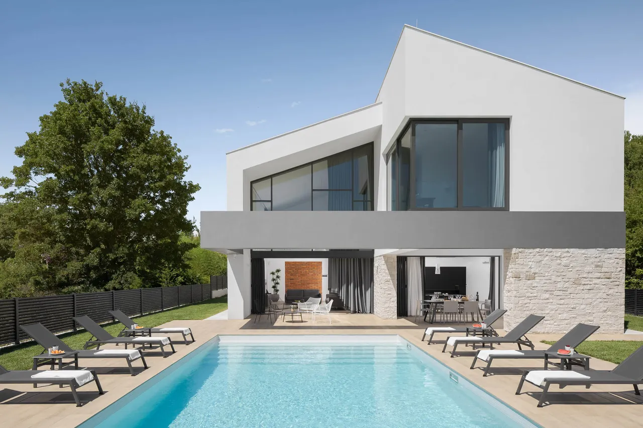 Istra, Ližnjan - luksuzna vila s privatnim bazenom 400m2