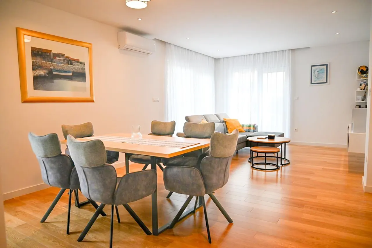 Podstrana, Strožanac - Dvoupokojový byt se zahradou 71 m2 dlouhodobě