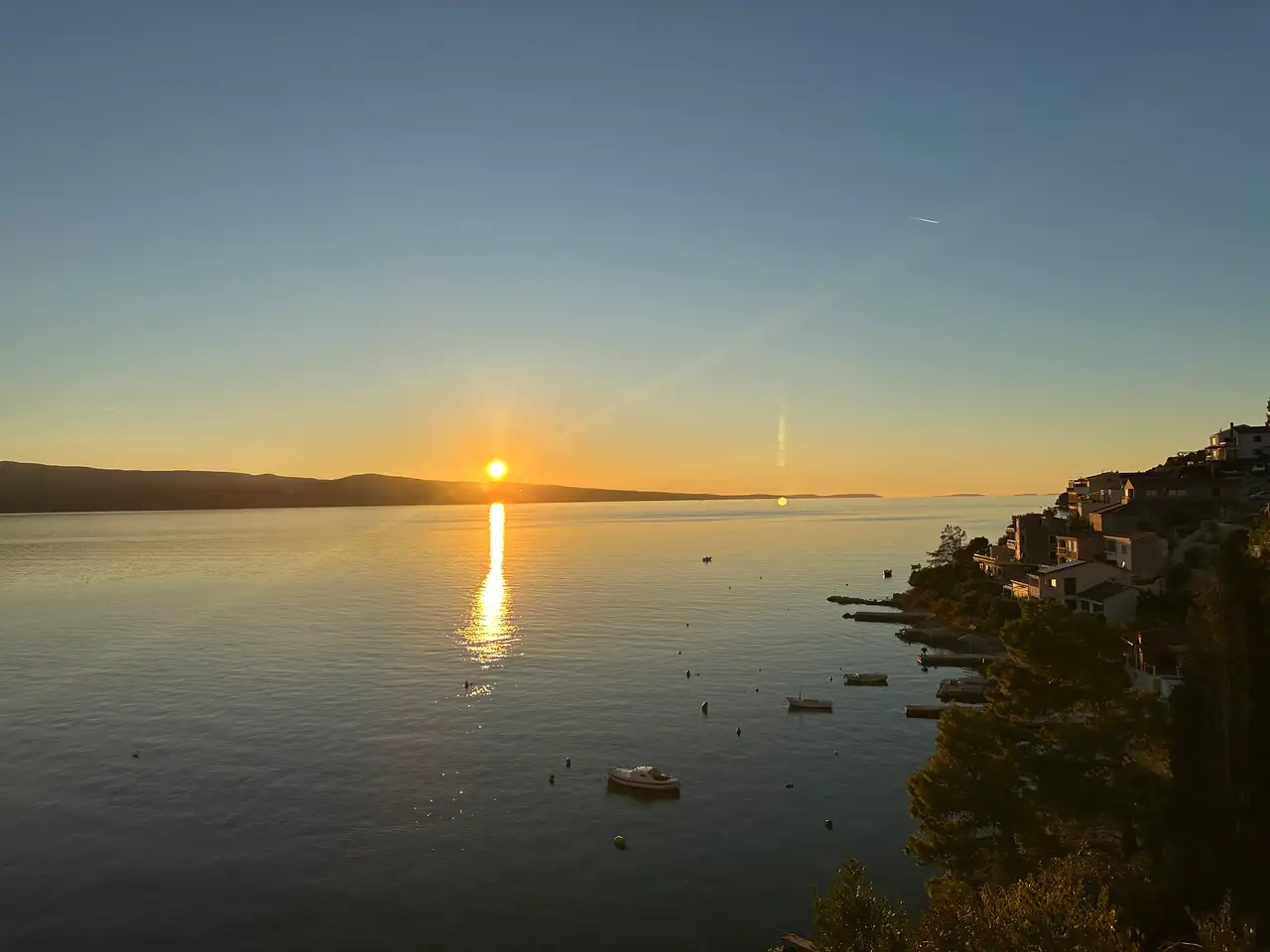 Omiš,Rogoznica- Kuća s dvorištem, 30m od mora TOP PRILIKA,INVESTICIJA!