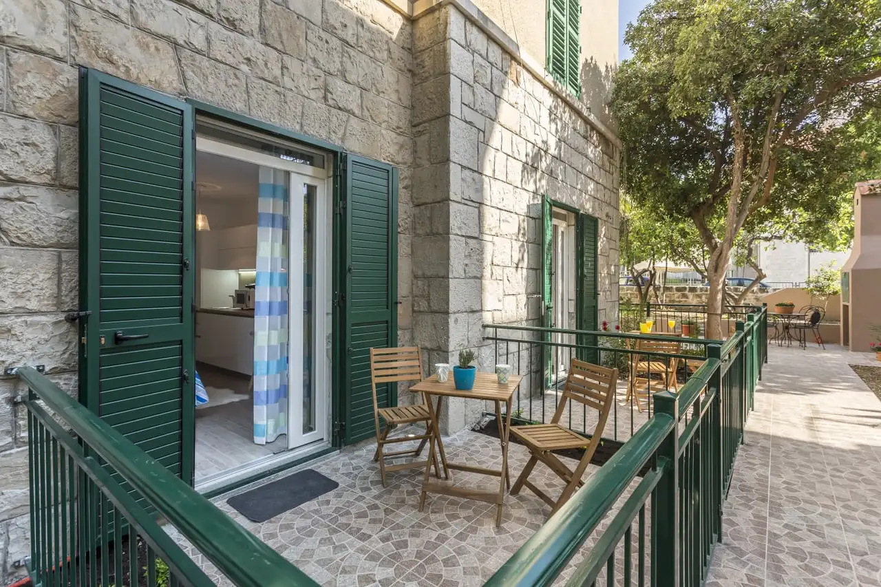 Split, Bačvice - Stan s 3 apartmanske jedinice i prostranim vrtom