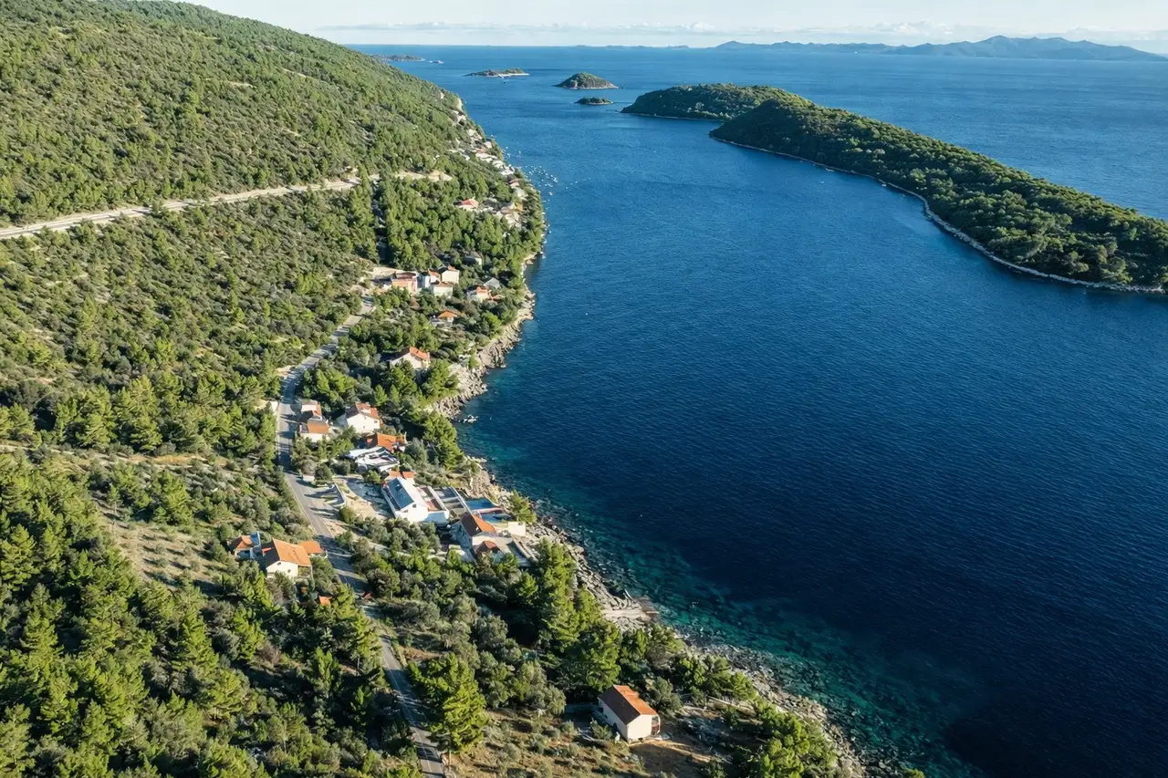 Korčula, Uvala Karbuni - Građevinsko zemljište prvi red do mora