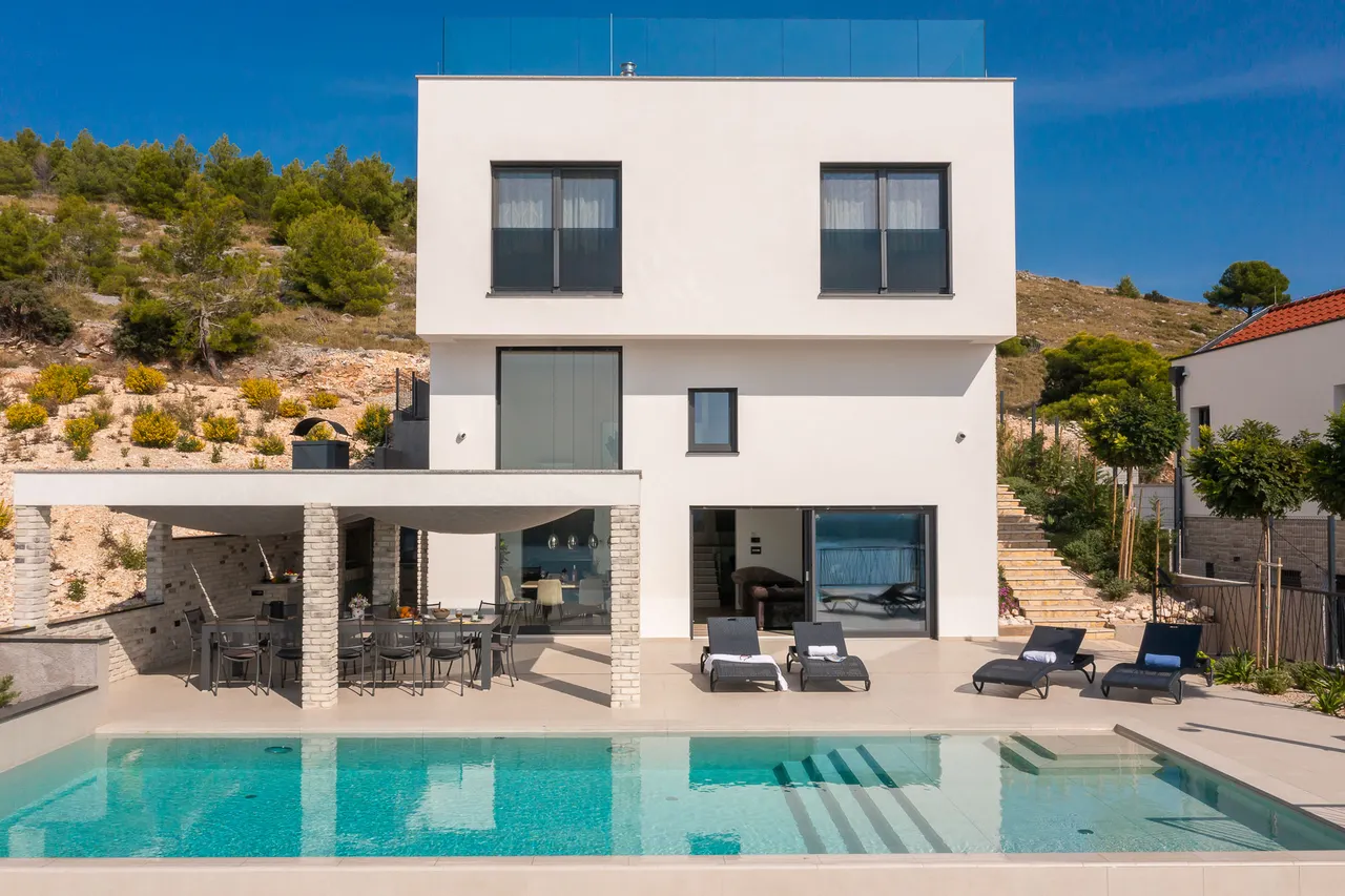 Šibenik, Žaborić - Moderne, neu erbaute Villa mit Pool 380 m2