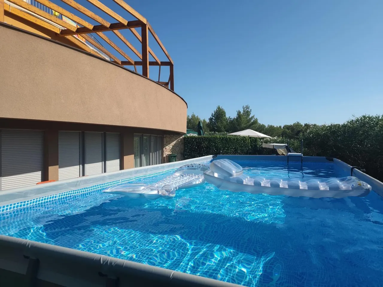 Šibenik, Podsolarsko - Dvoupokojový byt se zahradou 91 m2