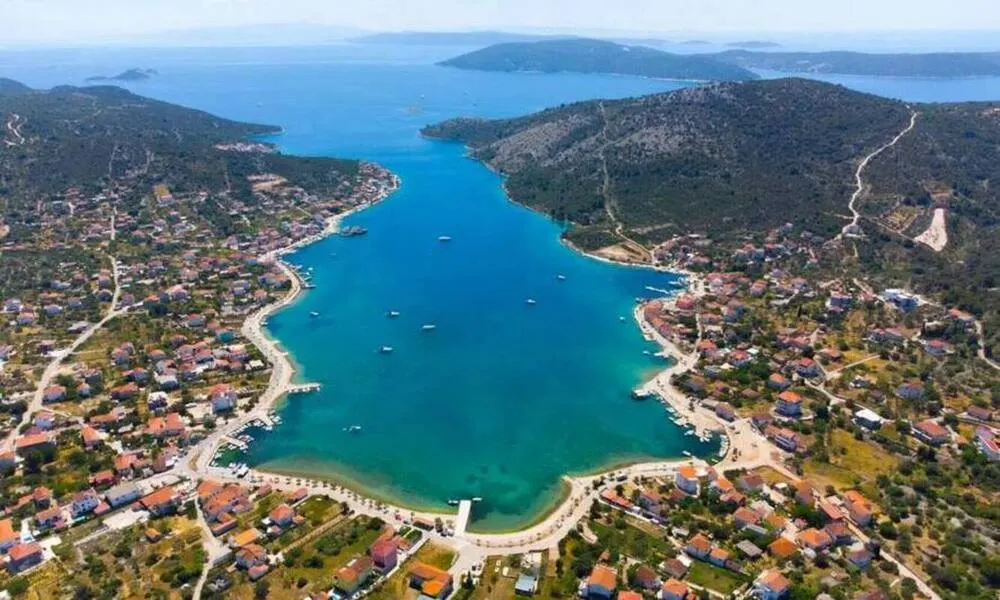 Trogir, Vinišće - Zemědělská půda první řada u moře 4245 m2