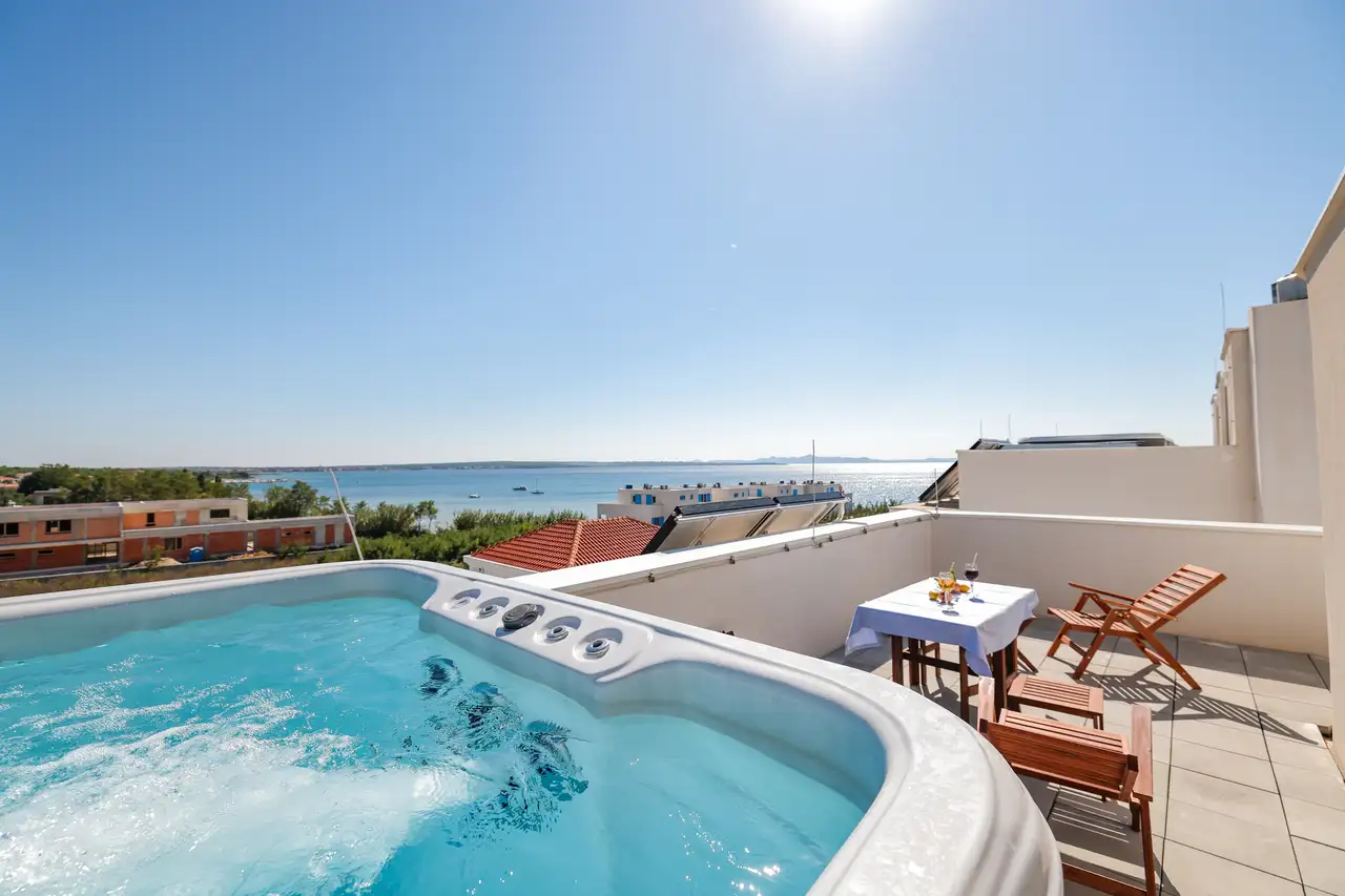 Privlaka - Dom szeregowy z basenem i tarasem na dachu.