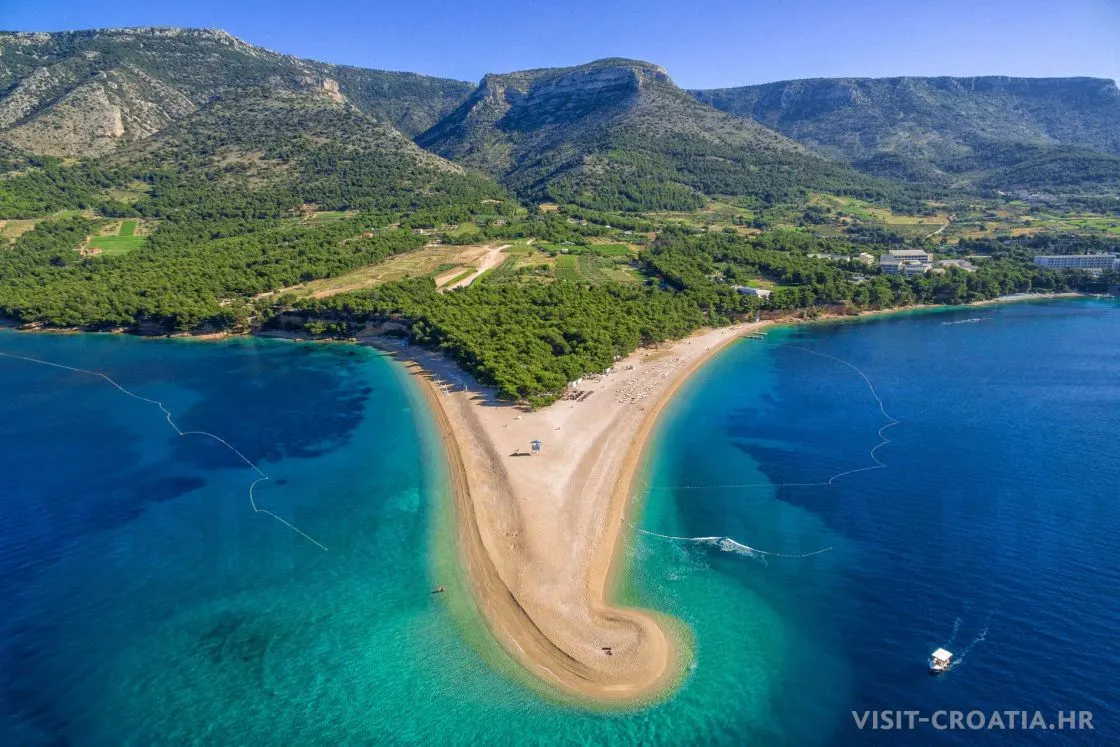 Brač, Bol - Stavební pozemek s výhledem na moře a ostrov Hvar 730 m2
