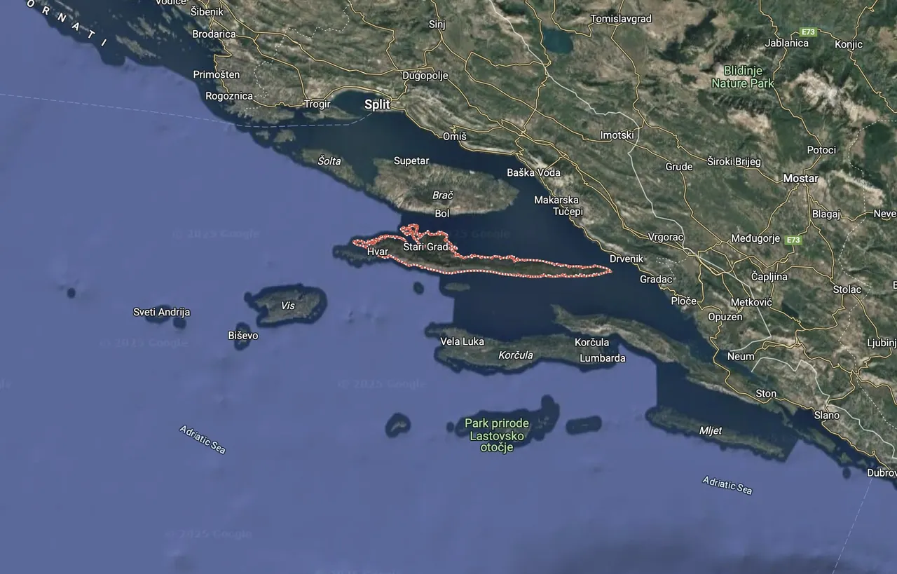 Hvar - poljoprivredno zemljište prvi red do mora, 70 000 m2