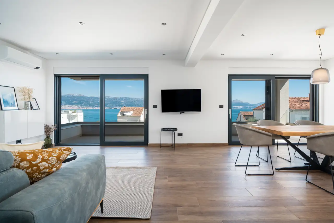 Trogir, Slatine - Zwei-Zimmer-Wohnung mit Terrassen und Meerblick