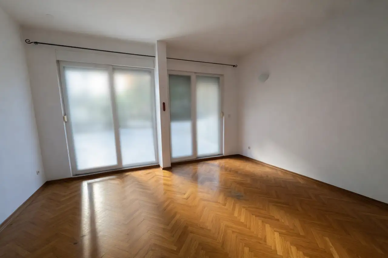 Split, Pazigrad - Trosoban stan sa loggiom, terasom i garažom