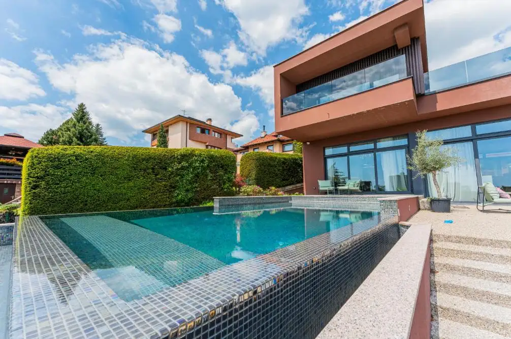 Zagreb, Šestine – Moderna obiteljska vila s bazenom