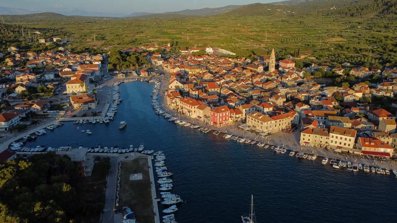 Stari Grad, Hvar — građevinsko zemljište 907 m² uz more