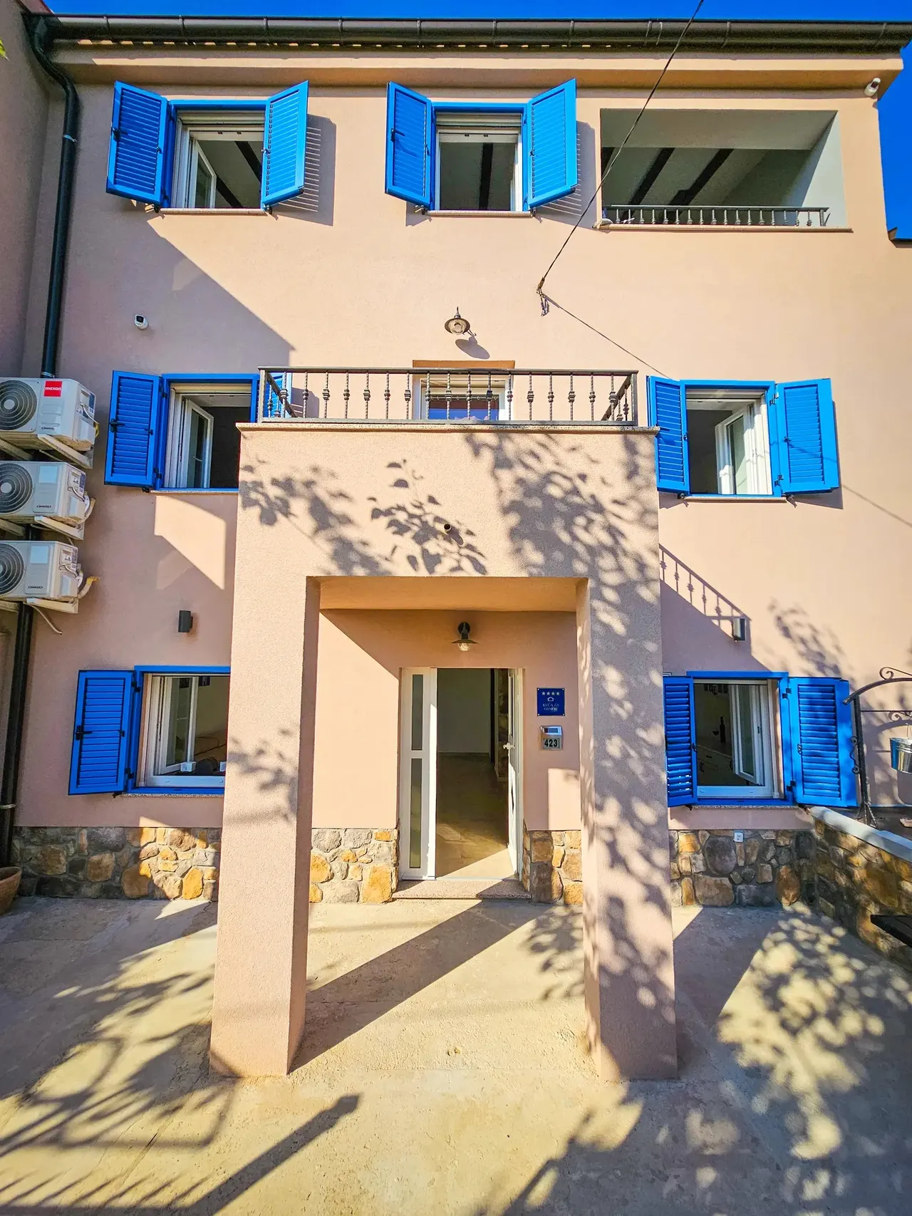 Rab, Lopar – Družinska trietažna hiša