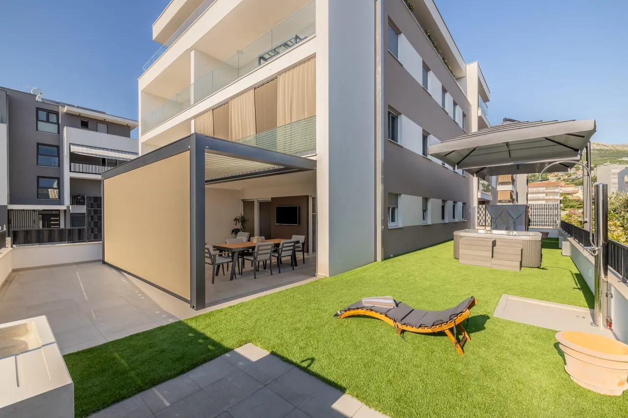 Split, Podstrana - Nowoczesny, przestronny apartament z ogrodem, Długoterminowo